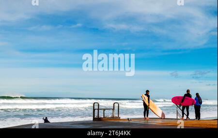 Surfer am Strand von Zarautz Zarautz, Atlantikküste, Bucht von Biskaya, Provinz Gipuzkoa Guipuzcoa, Baskenland, Euskadi Pais Vasco, Spanien Stockfoto