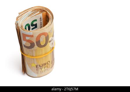 Rolle von Euro-Banknoten, befestigt mit einem Gummiband, isoliert auf weißem Hintergrund Stockfoto