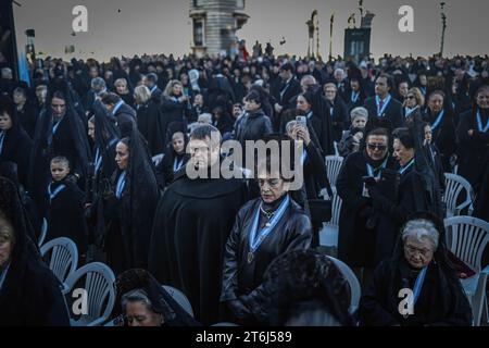 Madrid, Spanien. November 2023. Eine Gruppe von Gemeindemitgliedern nimmt an der Messe während des Almudena-Festivals in der Kathedrale von Madrid Teil. (Foto: David Canales/SOPA Images/SIPA USA) Credit: SIPA USA/Alamy Live News Stockfoto