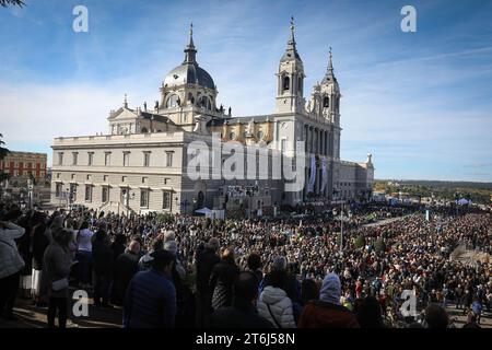 Madrid, Spanien. November 2023. Allgemeine Ansicht der Kathedrale von Almudena während der religiösen Zeremonien für das Almudena Festival in Madrid. (Foto: David Canales/SOPA Images/SIPA USA) Credit: SIPA USA/Alamy Live News Stockfoto