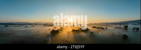 Luftpanorama des Radolfzeller Aachried bei Sonnenaufgang und Bodennebel, am Horizont der westliche Teil des Bodensees, Radolfzell, Konstanz Stockfoto