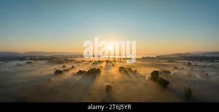 Luftpanorama des Radolfzeller Aachried bei Sonnenaufgang und Bodennebel, am Horizont der westliche Teil des Bodensees, Radolfzell, Konstanz Stockfoto