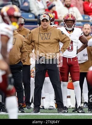 Washington Commanders Head Coach Ron Rivera beobachtet das Spiel am 5. November 2023 im Gillette Stadium in Foxborough, MA (Alyssa Howell/Image of Sport) Stockfoto