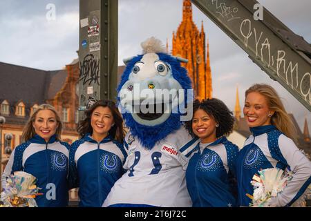 Die Cheerleader und das Indianapolis Colts Maskottchen ziehen durch Frankfurt am Main. Am Sonntag, den 12. November 2023, wurden die beiden NFL-Fußballmannschaften der The Stockfoto