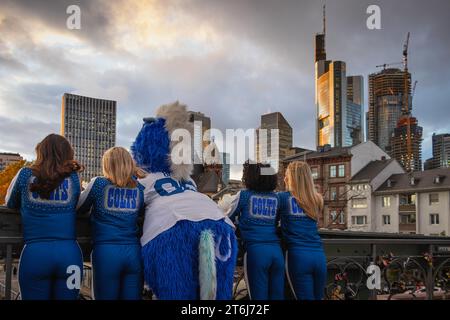 Die Cheerleader und das Indianapolis Colts Maskottchen ziehen durch Frankfurt am Main. Am Sonntag, den 12. November 2023, wurden die beiden NFL-Fußballmannschaften der The Stockfoto