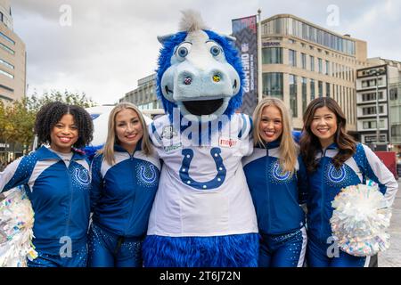 Die Cheerleader und das Indianapolis Colts Maskottchen ziehen durch Frankfurt am Main. Am Sonntag, den 12. November 2023, wurden die beiden NFL-Fußballmannschaften der The Stockfoto