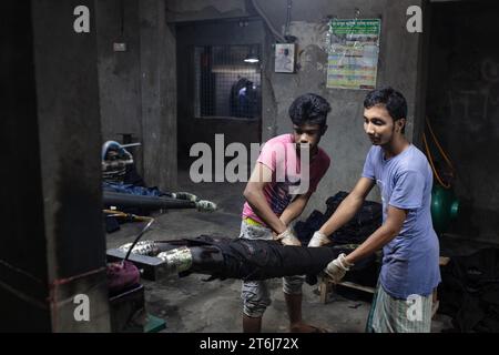 Arbeiter in einer Denim Färbefabrik, Textilindustrie, Dhaka, Bangladesch Stockfoto