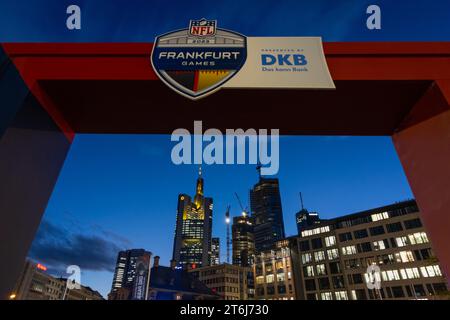 Ein Rahmen mit der Inschrift NFL FRANKFURT GAMES 2023 überspannt die Frankfurter Skyline. Am Sonntag, den 12. November 2023, wurden die beiden NFL-Fußballmannschaften, die, gegründet Stockfoto