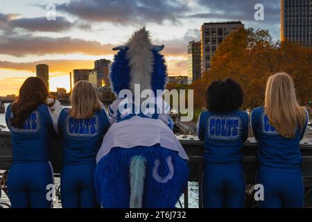 Die Cheerleader und das Indianapolis Colts Maskottchen ziehen durch Frankfurt am Main. Am Sonntag, den 12. November 2023, wurden die beiden NFL-Fußballmannschaften der The Stockfoto