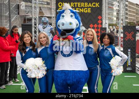 Die Cheerleader und das Indianapolis Colts Maskottchen ziehen durch Frankfurt am Main. Am Sonntag, den 12. November 2023, wurden die beiden NFL-Fußballmannschaften der The Stockfoto