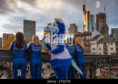 Die Cheerleader und das Indianapolis Colts Maskottchen ziehen durch Frankfurt am Main. Am Sonntag, den 12. November 2023, wurden die beiden NFL-Fußballmannschaften der The Stockfoto