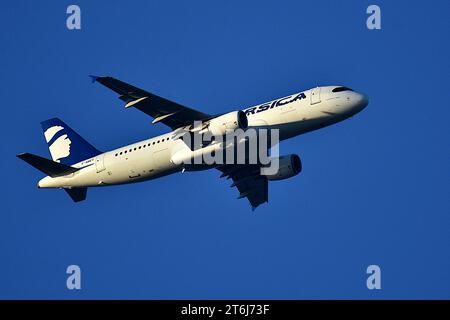 Marseille, Frankreich. November 2023. Ein Flugzeug der Air Corsica kommt am Flughafen Marseille Provence an. (Foto: Gerard Bottino/SOPA Images/SIPA USA) Credit: SIPA USA/Alamy Live News Stockfoto