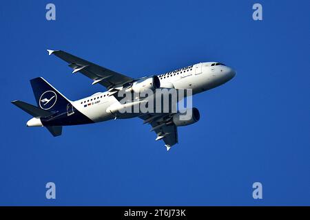 Marseille, Frankreich. November 2023. Ein Flugzeug der Lufthansa kommt am Flughafen Marseille Provence an. (Foto: Gerard Bottino/SOPA Images/SIPA USA) Credit: SIPA USA/Alamy Live News Stockfoto