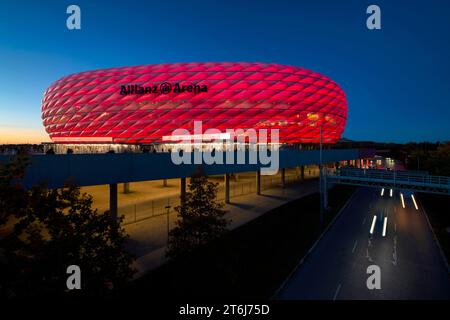 CL, Champions League-Abend, Allianz Arena, Parkplatz, beleuchtet, Übersicht, Blue Hour, München, Bayern, Deutschland Stockfoto