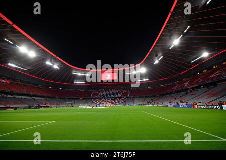 CL, Champions League-Abend, Allianz Arena, Innenraum, Anzeigetafel, Gras, leer, München, Bayern, Deutschland Stockfoto