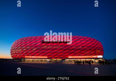 CL, Champions League Abend, Allianz Arena, beleuchtet, Übersicht, Blue Hour, München, Bayern, Deutschland Stockfoto