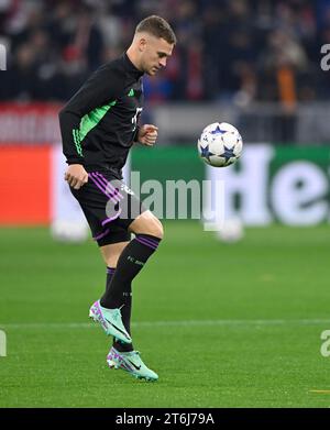 Warm-up, Training, Joshua Kimmich FC Bayern München FCB (06) jongliert Adidas Derbystar Match Ball, Champions League, Allianz Arena, München, Bayern Stockfoto