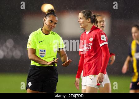 Eindhoven, Niederlande. November 2023. EINDHOVEN, NIEDERLANDE - 10. NOVEMBER: Schiedsrichterin Marisca Overtoom Gesten während des Azerion Vrouwen Eredivisie Spiels zwischen PSV und FC Twente auf dem PSV Campus de Herdgang am 10. November 2023 in Eindhoven, Niederlande (Foto: Hans van der Valk/Orange Pictures) Credit: Orange Pics BV/Alamy Live News Stockfoto