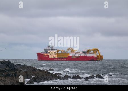 Sandend Bay, Aberdeenshire, Großbritannien. November 2023. Dies ist die Nexans Aurora, ein sehr großes Kabel-Installationsschiff, das derzeit vor dem kleinen Fischerdorf Sandend in Aberdeenshire vor Anker liegt. Das Schiff ist in Norwegen registriert und dient zur Verlegung von Elektrokabeln in Flachwasser und Tiefseewasser. Quelle: JASPERIMAGE/Alamy Live News Stockfoto