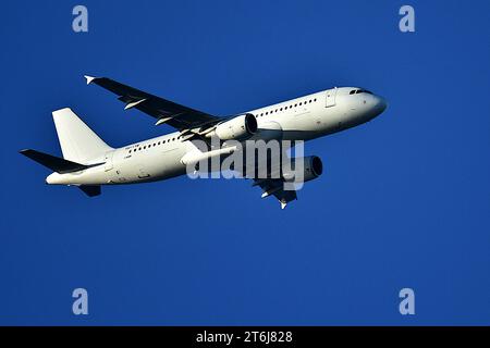 Marseille, Frankreich. November 2023. Ein Tunisair-Flugzeug (ganz weiß) kommt am Flughafen Marseille Provence an. (Credit Image: © Gerard Bottino/SOPA Images via ZUMA Press Wire) NUR REDAKTIONELLE VERWENDUNG! Nicht für kommerzielle ZWECKE! Stockfoto