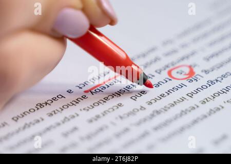 Beherrschung der grammatischen Genauigkeit bei Textbearbeitung und Skriptschreiben Stockfoto