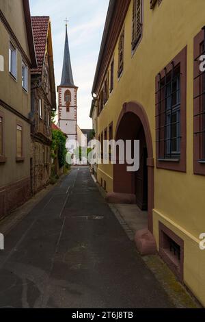 Historische Dorfmitte der Weinbaugemeinde Thüngersheim am Main im Abendlicht, Landkreis Main-Spessart, Niederfranken, Bayern, Deutschland Stockfoto