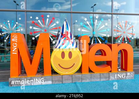 Grußschild Moien (Hallo) vor dem Terminal am Flughafen Luxemburg (Aéroport de Luxembourg), Rue de Trèves, Findel, Luxemburg Stockfoto