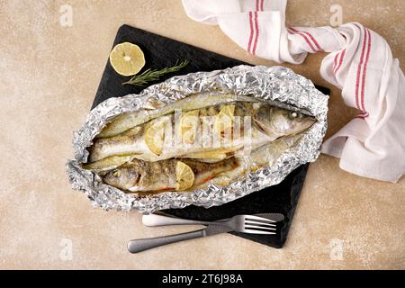 Leckere hausgemachte gebratene zander und Barsch serviert auf dem Tisch, Blick von oben. Stockfoto