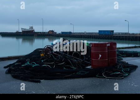 Fischernetze im Hafen des Fischerdorfes Klintholm Havn, Ostseeinsel Mon, Dänemark Stockfoto