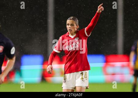 Eindhoven, Niederlande. November 2023. EINDHOVEN, NIEDERLANDE - 10. NOVEMBER: Laura Strik von PSV-Gesten während des Azerion Vrouwen Eredivisie-Spiels zwischen PSV und FC Twente auf dem PSV Campus de Herdgang am 10. November 2023 in Eindhoven, Niederlande (Foto: Hans van der Valk/Orange Pictures) Credit: Orange Pics BV/Alamy Live News Stockfoto