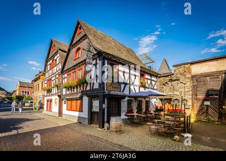 Fachwerkhäuser in der Oberstraße in Bacharach am Mittelrhein, hier Kurpfälzische Münze, Stockfoto