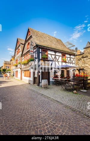 Fachwerkhäuser in der Oberstraße in Bacharach am Mittelrhein, hier Kurpfälzische Münze, Stockfoto