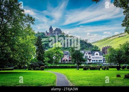 Die Stadt Bacharach am Mittelrhein, die Burg Stahleck und mehrere Stadttürme umrahmen die Kernstadt, die Werner-Kapelle und die St. Peter fällt auf, Stockfoto