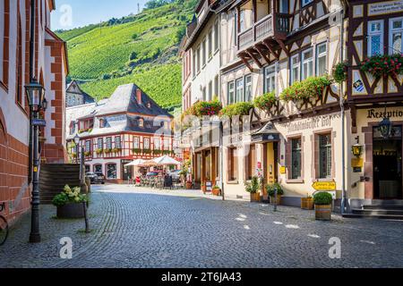 Stadt Bacharach am Mittelrhein, Straße nach Steeg, gesäumt von historischen Fachwerkhäusern, Straßencafés und Hotels Stockfoto