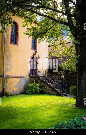 Ostseite der St. Nikolaikirche in Bacharach, katholische Pfarrei mit öffentlicher Bibliothek, romantischer Garten mit hohen Treppen, Stockfoto