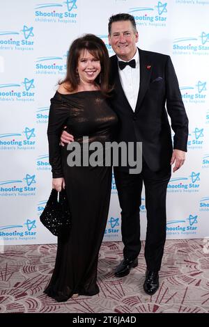 Karen Sugarman und Tony Hadley kommen zum jährlichen Shooting Star Ball, um die führende Kinderhospiz-Wohltätigkeitsorganisation Shooting Star Children's Hospices im Royal Lancaster in London zu unterstützen. Bilddatum: Freitag, 10. November 2023. Stockfoto