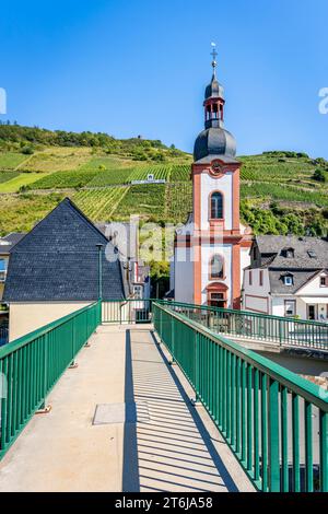 Katholische Pfarrkirche St. Peter in Zell an der Mosel, Stadt mit einer langen Geschichte des Weinbaus an der malerischen Moselkurve am Zeller Hamm und dem berühmten Wein „Zeller Schwarze Katz“, Blick von der Fußgängerbrücke, Stockfoto