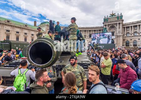 Wien, Hauptkampfpanzer Leopard 2 A4 bei Ausstellung der österreichischen Bundesheer am Nationalfeiertag vor Schloss Hofburg am Heldenplatz, Soldie Stockfoto