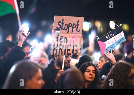 Berlin, Deutschland. November 2023. Die Teilnehmer der Demonstration "Solidarität mit Palästina" halten Schilder mit der Aufschrift "Stop the war" und "Stop Killing Children" hoch. Quelle: Britta Pedersen/dpa/Alamy Live News Stockfoto