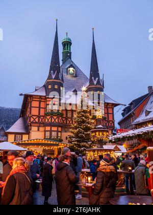 Weihnachtsmarkt am Marktplatz mit Rathaus, Wernigerode, Harz Stockfoto