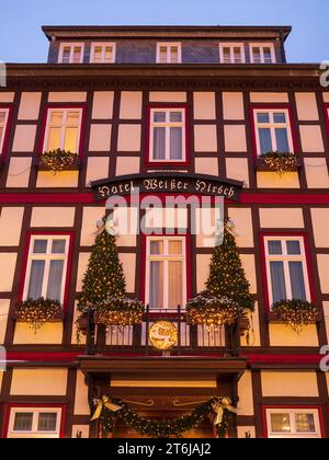 Weihnachtlich dekoriertes Hotel Weißer Hirsch am Marktplatz Wernigerode, Harz Stockfoto