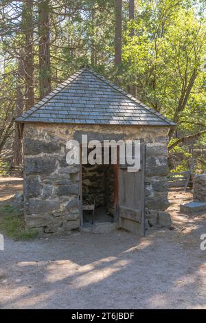 Dieses Pulverhaus, das wahrscheinlich von Straßenarbeitern und irischen Immigranten John Degnan in den 1880er Jahren gebaut wurde, wurde zur sicheren Lagerung von explosivem Pulver gebaut. Stockfoto