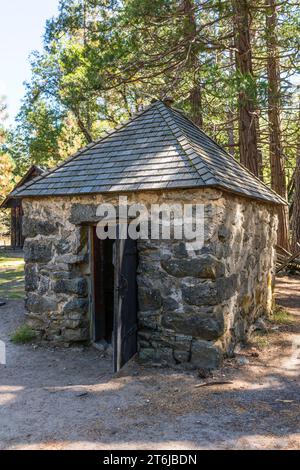 Dieses Pulverhaus, das wahrscheinlich von Straßenarbeitern und irischen Immigranten John Degnan in den 1880er Jahren gebaut wurde, wurde zur sicheren Lagerung von explosivem Pulver gebaut. Stockfoto