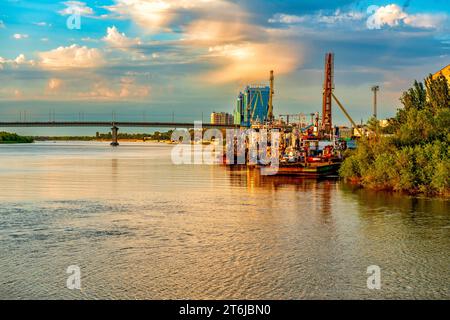 Wolga im zentralen Frachthafen von Astrachan Stockfoto