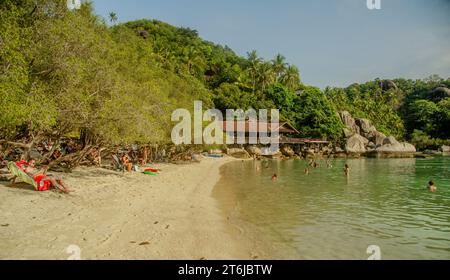 April-23-2023-Kho Tao-Thailand- sehr ruhiger berühmter Strand, wo das Wasser warm ist und durch die schattigen Bäume kommt Stockfoto