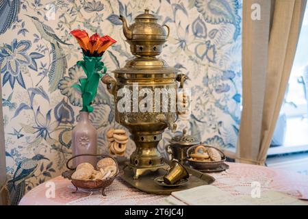 Traditioneller Tisch mit Samovar (Englisch: Selbstbrauer), der heißes Wasser für die Teezeremonie zubereitet. Übliche Küchenutensilien in jedem russischen Haushalt. Stockfoto
