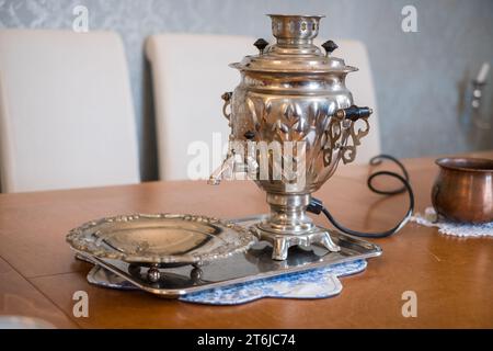 Samovar (englisch: Selbstbrauer) für die Zubereitung von heißem Wasser für die Teezeremonie. Übliche Küchenutensilien in jedem russischen Haushalt. Stockfoto