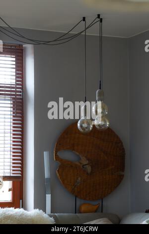 Moderne Innenbeleuchtung. Minimalistisches Hausdesign. Drei Glühbirnen nebeneinander in unterschiedlicher Höhe aufgehängt Stockfoto