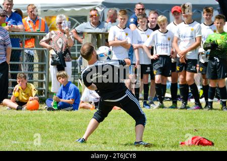 Carmarthen, Wales. 2. Juli 2017. Der professionelle Freestyle-Fußballspieler Ash Randall trat am 2. Juli 2017 beim Carmarthen Stars Football Club Tournament auf dem United Counties Showground in Carmarthen, Wales, Großbritannien auf. Quelle: Duncan Thomas/Majestic Media. Stockfoto