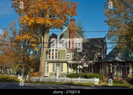 Ein charmant dekoriertes altes Haus am Dorfplatz von Burton, Ohio, das im Erdgeschoss einen Teestube beherbergt. Stockfoto